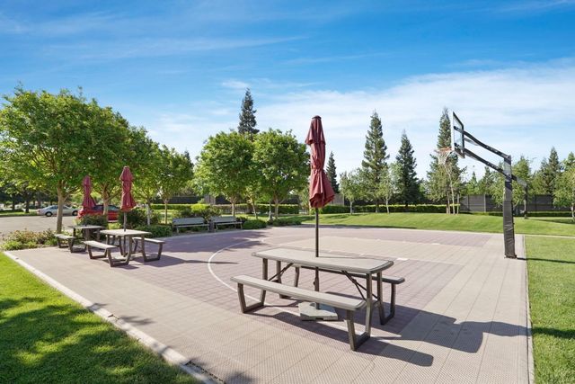 1995 Shady Oak St, Manteca, CA 95336