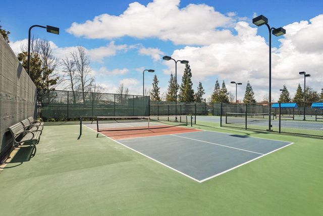 1995 Shady Oak St, Manteca, CA 95336