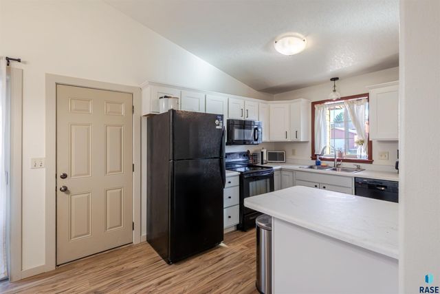 900 Greyhawk Ct Court, Harrisburg, SD 57032
