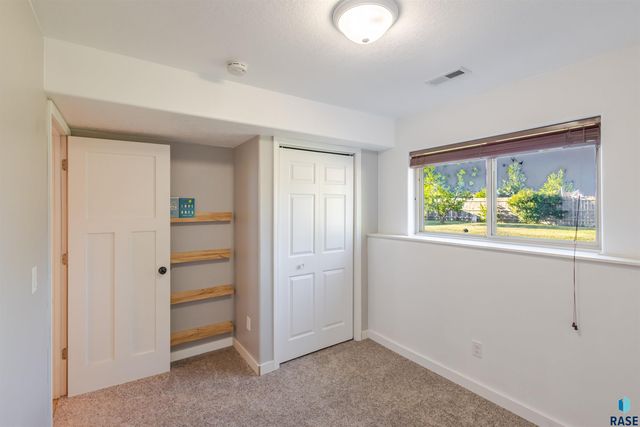 900 Greyhawk Ct Court, Harrisburg, SD 57032