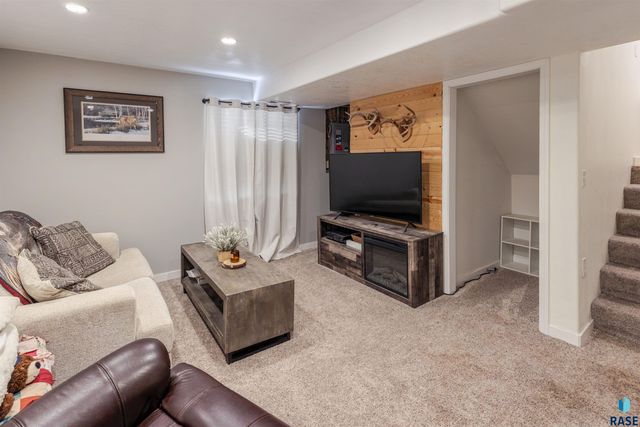 900 Greyhawk Ct Court, Harrisburg, SD 57032