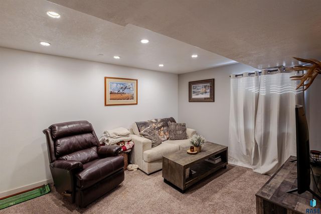 900 Greyhawk Ct Court, Harrisburg, SD 57032