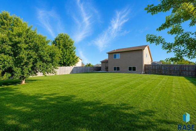 900 Greyhawk Ct Court, Harrisburg, SD 57032