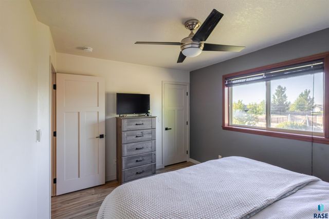 900 Greyhawk Ct Court, Harrisburg, SD 57032