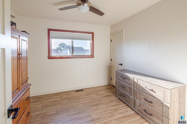 900 Greyhawk Ct Court, Harrisburg, SD 57032