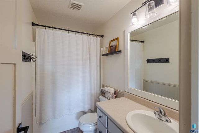 900 Greyhawk Ct Court, Harrisburg, SD 57032