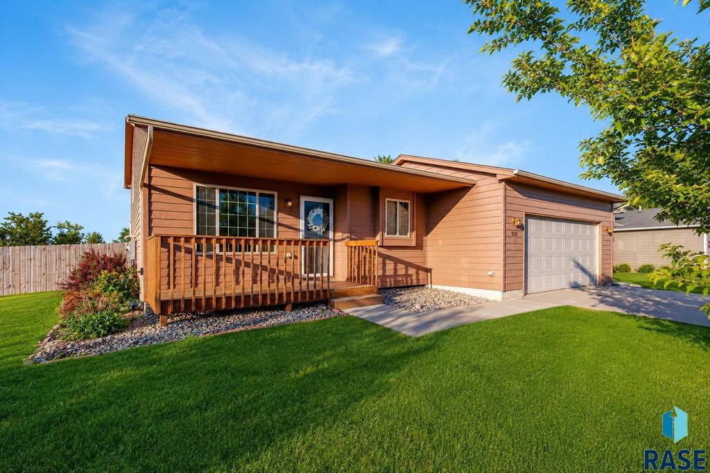 900 Greyhawk Ct Court, Harrisburg, SD 57032