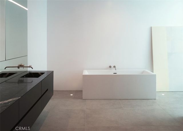 838 N Kings Road 201, West Hollywood, CA 90069