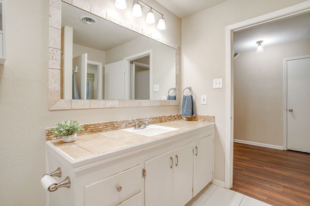 5248 Greene Avenue, Fort Worth, TX 76133