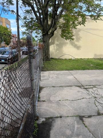 3128 W GRAND Avenue, Chicago, IL 60622
