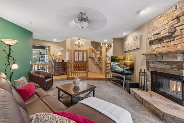 2488 Hillwood Drive E, Maplewood, MN 55119