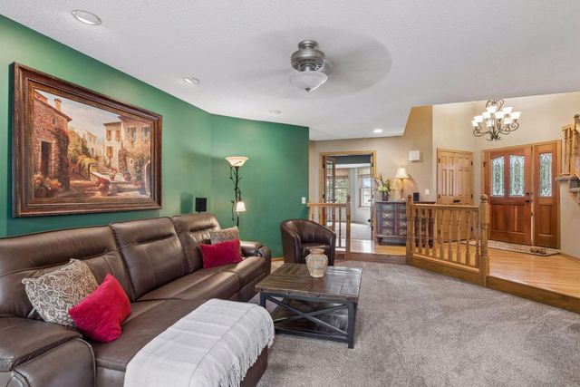 2488 Hillwood Drive E, Maplewood, MN 55119
