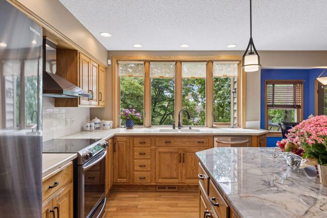 2488 Hillwood Drive E, Maplewood, MN 55119