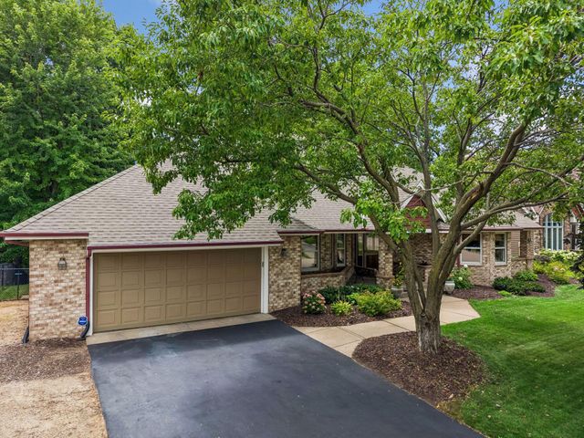 2488 Hillwood Drive E, Maplewood, MN 55119