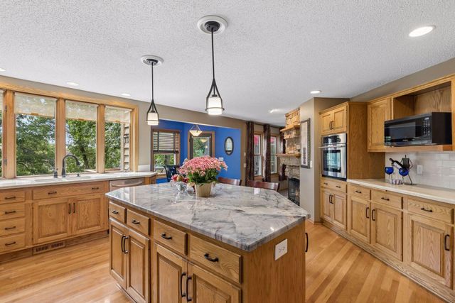 2488 Hillwood Drive E, Maplewood, MN 55119