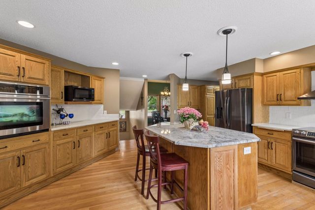2488 Hillwood Drive E, Maplewood, MN 55119