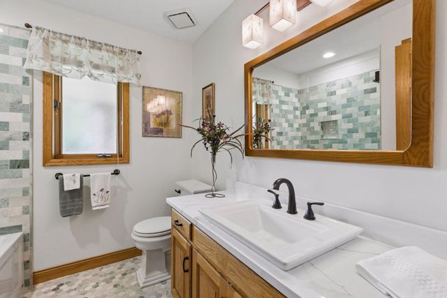2488 Hillwood Drive E, Maplewood, MN 55119