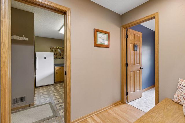 2488 Hillwood Drive E, Maplewood, MN 55119