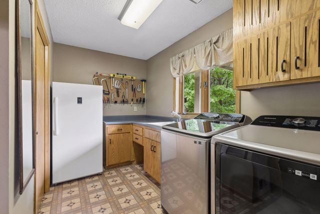 2488 Hillwood Drive E, Maplewood, MN 55119