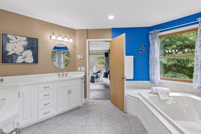 2488 Hillwood Drive E, Maplewood, MN 55119
