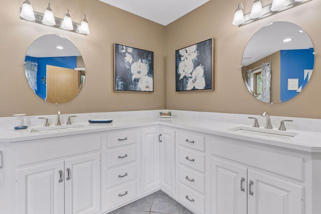 2488 Hillwood Drive E, Maplewood, MN 55119