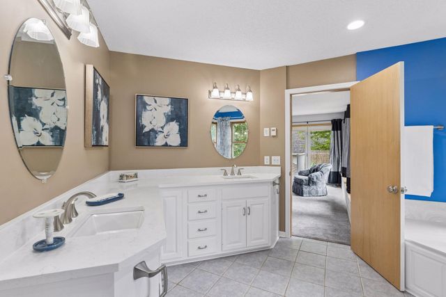 2488 Hillwood Drive E, Maplewood, MN 55119