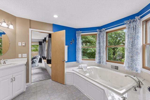 2488 Hillwood Drive E, Maplewood, MN 55119