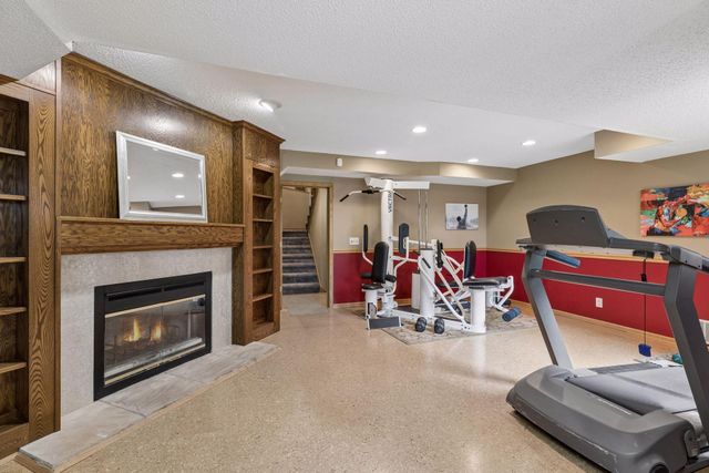 2488 Hillwood Drive E, Maplewood, MN 55119