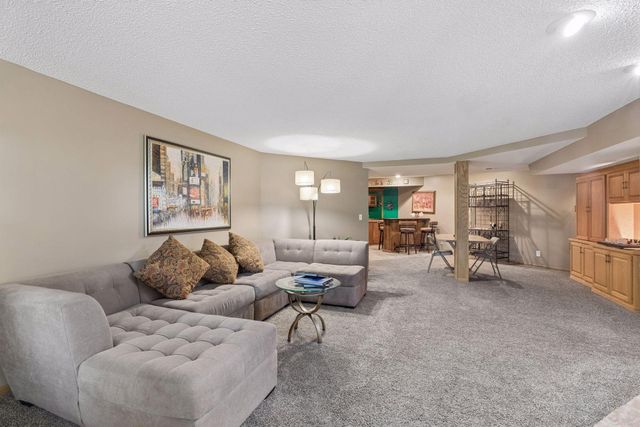 2488 Hillwood Drive E, Maplewood, MN 55119