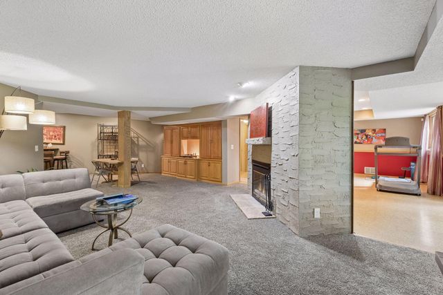 2488 Hillwood Drive E, Maplewood, MN 55119
