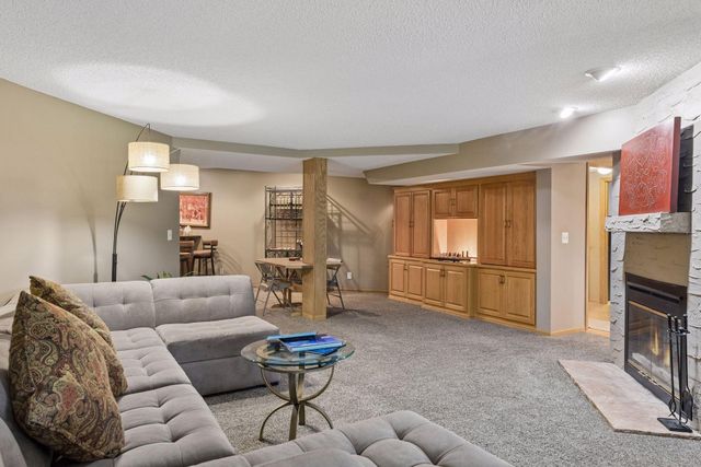 2488 Hillwood Drive E, Maplewood, MN 55119