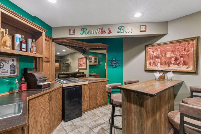 2488 Hillwood Drive E, Maplewood, MN 55119