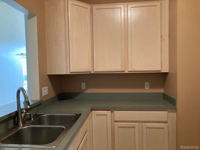 10105 W MIDWAY, Commerce Charter Township, MI 48390