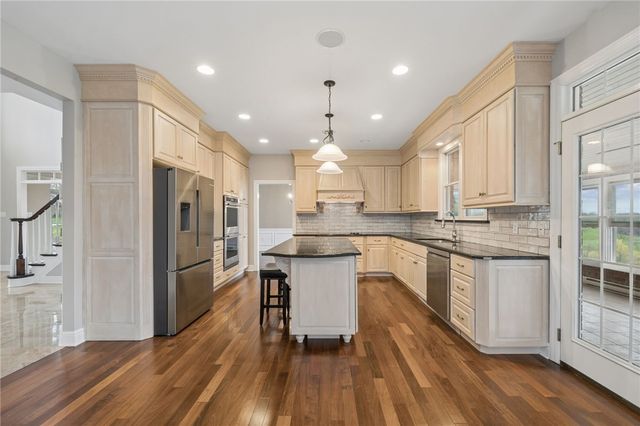 805 Saddleback Ct, Hempfield Twp, PA 15601