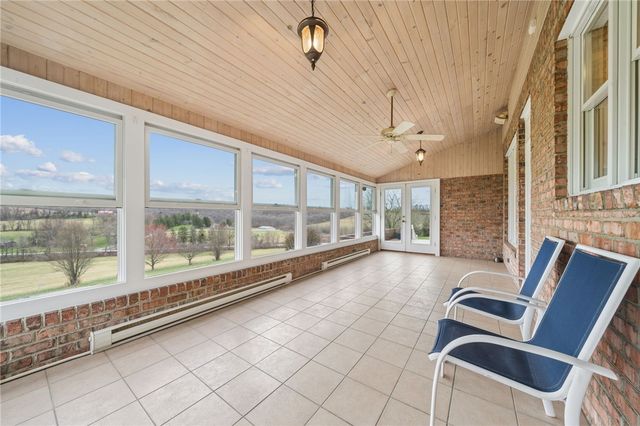 805 Saddleback Ct, Hempfield Twp, PA 15601