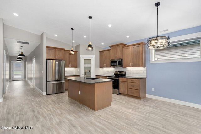 13928 N Rainier LOOP, Rathdrum, ID 83858