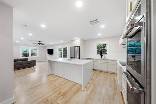 10131 Whiteside Lane, Houston, TX 77043