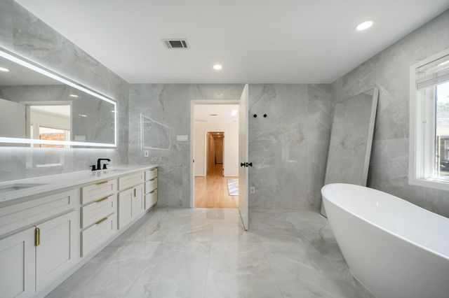 10131 Whiteside Lane, Houston, TX 77043