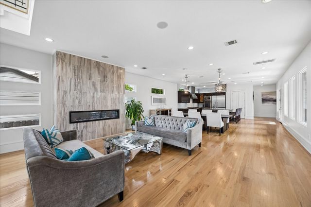 1913 Du Barry Lane, Houston, TX 77018