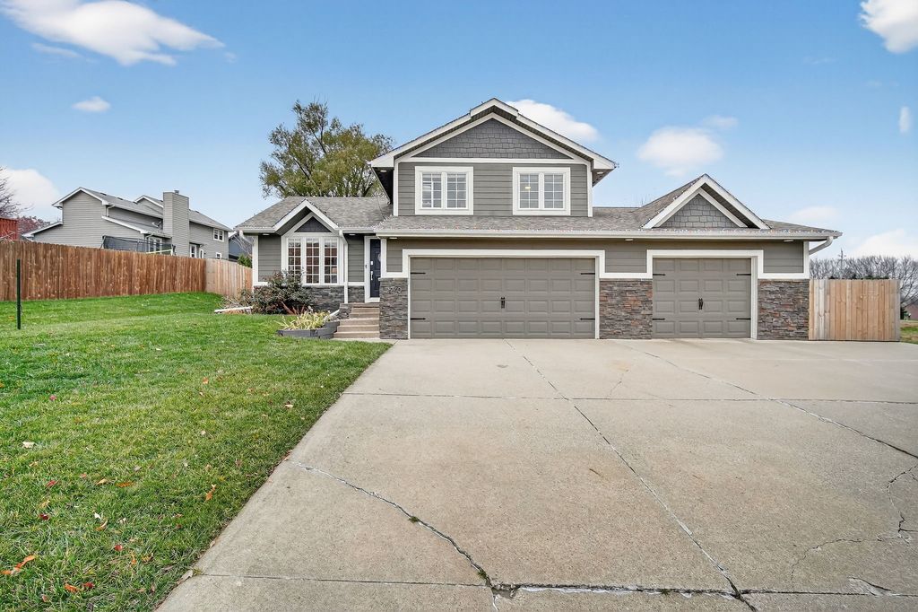 2240 NW 149th Street, Clive, IA 50325