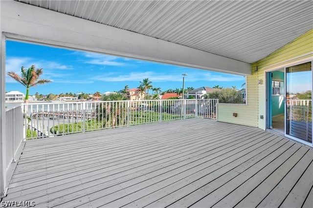 86 Dolphin CIR, Naples, FL 34113