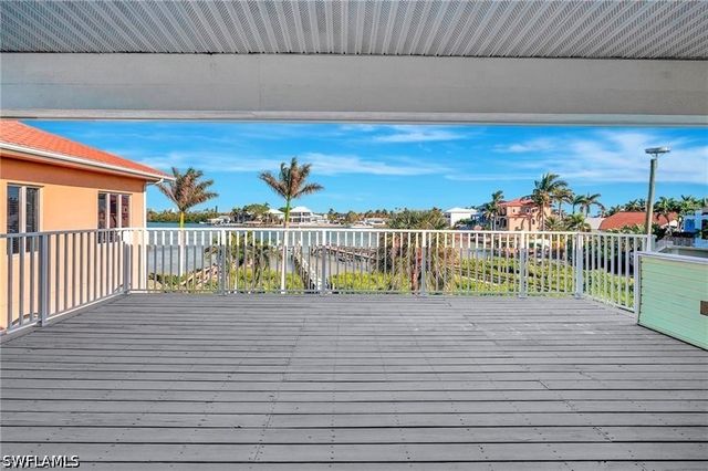 86 Dolphin CIR, Naples, FL 34113