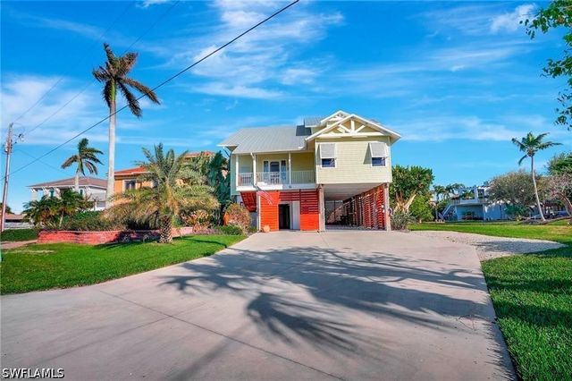 86 Dolphin CIR, Naples, FL 34113
