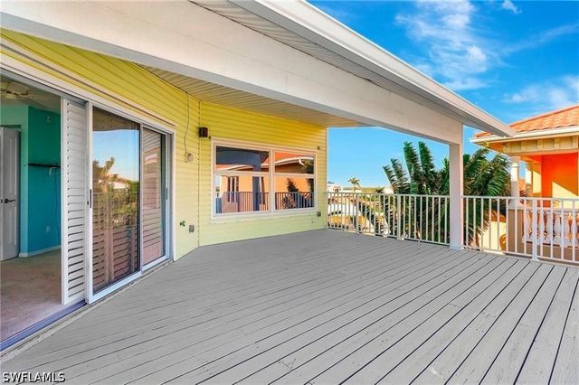 86 Dolphin CIR, Naples, FL 34113