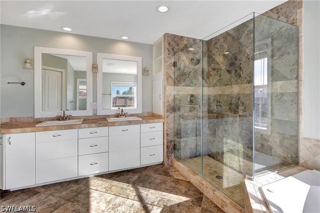 86 Dolphin CIR, Naples, FL 34113
