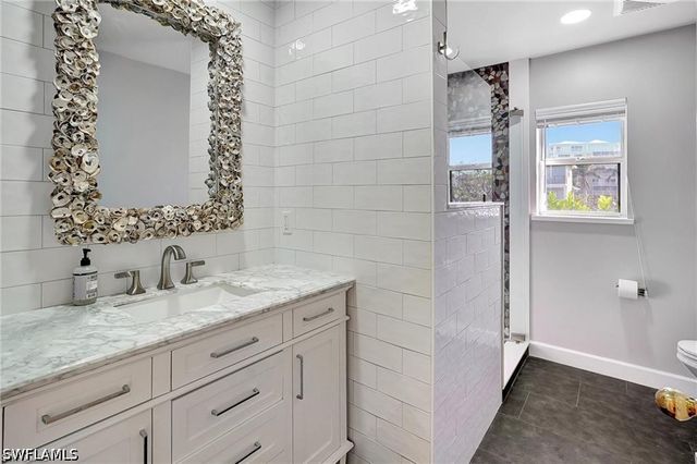 86 Dolphin CIR, Naples, FL 34113