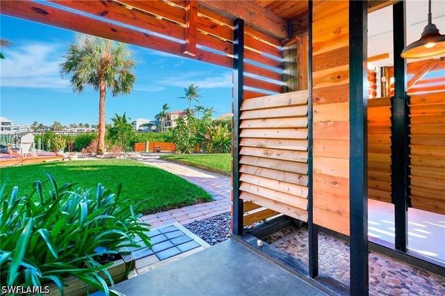 86 Dolphin CIR, Naples, FL 34113