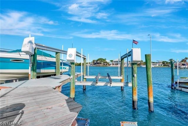 86 Dolphin CIR, Naples, FL 34113