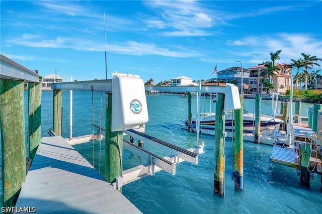 86 Dolphin CIR, Naples, FL 34113