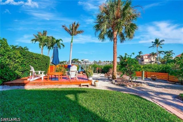86 Dolphin CIR, Naples, FL 34113